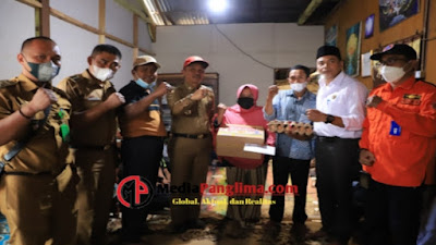 Bupati Lambar Berikan Bantuan Pada Warga Yang Terdampak Musibah Hujan Es