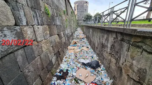 I rifiuti nel canale di una Torre Aragonese