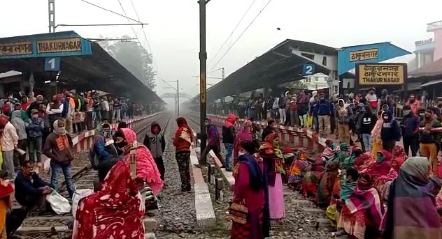 Train-blockade-at-Thakurnagar-station