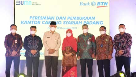 resmikan Kantor BTN Syariah Padang