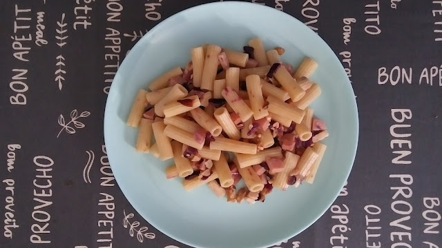 Macarrones con cebolla roja, pavo, queso y nueces