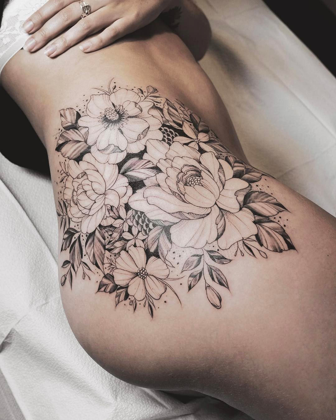 There are several types of thigh tattoos that are very beautiful. You can choose a rose flower, butterfly, or dragon to adorn your thigh.