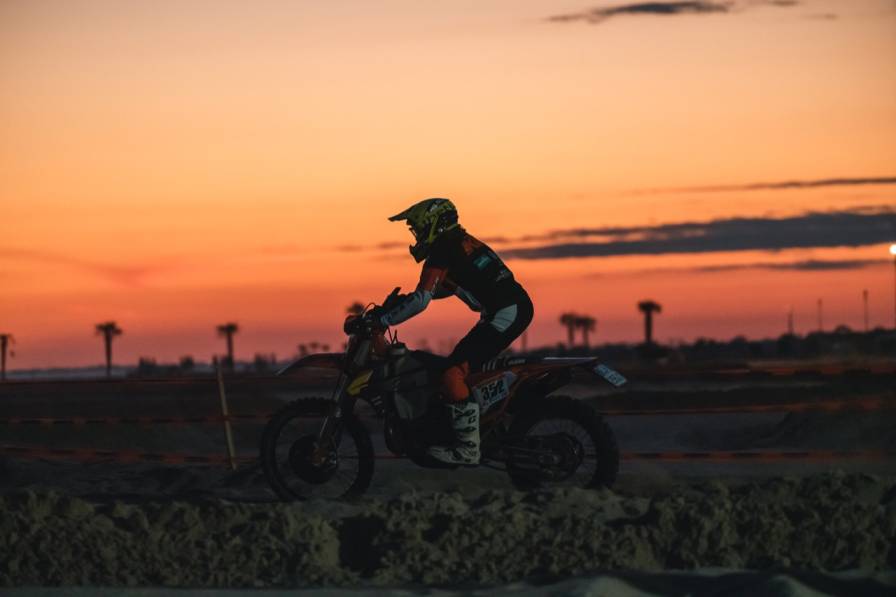 The final round of the KTM Enduro Trophy in 2021 was held in Bibione . Almost 200 participants. Information and results In the race organized by the Moto Club BB1, a first lap was scheduled on Saturday afternoon and another two the following day. In the race in Bibione , the best times were obtained by Tommaso Montanari, an exceptional guest in the Top Class and Italian Motorally Champion, who won the Overall Ranking by winning a voucher valid for a week's holiday in Veneto. In the various classes they won: Lorenzo De Biasi in 125; Lorenzo Peli in 250 2T; Fabio Moroder in 300 2T; Alessandro De Vecchi in 250 4T; Denny Muttoni in 450 4T; Luca Zoccolan in Veteran; Martina Beltrandi in the Women; Marco Iob in the Bicilindriche; Pierluigi Ghislandi in Iron; Giancarlo Lenzotti in Super Iron; Mario Zanetti in Revival; Eugenio Sala in Vintage. In addition, in the team rankings there was success among the Clubs for the Off-Road Berghem - Motoclub Chieve and among the Dealers for the Corti Motorsport of Albavilla (CO).  Moving on to the general rankings of the season, no trophy was awarded in view of this test. The titles were won by: Lorenzo De Biasi in 125; Lorenzo Peli in 250 2T; Alessandro De Vecchi in 250 4T; Alessandro Radice Over 300; Carlo Tagliani in 250 4T; Martina Beltrandi in the Women; Alessandro Esposito in Top Class; Lorenzo De Biasi among the Under 18s; Carlo Tagliani in Over 40; Luca Puccianti in Over 45; Alessandro Vaccari among the Veterans; Pierluigi Ghislandi in Iron; Giacarlo Lenzotti in Super Iron; Andrea Rastrelli in Vintage; Mario Zanetti in the Revival; Gianluigi Simonelli in Freeride; Marco Iob among the Bicilindrici. So in the Moto Club Teams ranking Offroad Berghem Chieve triumphed, while in those of the Dealership Teams Corti Motorsport. On Saturday evening an enduro country race was held in the Arena Cross Beach with the riders engaged on the beach and in heats of 20 starters, on a slightly shortened track compared to the special stage of the day. The final heat, won by Luca Milani, was anticipated by the Champions Race. A non-competitive event in which the experts Giovanni Sala, Arnaldo Nicoli, Stefan Simpson and Peter Bergvall took part.