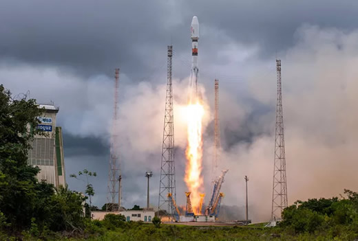 Um foguete Soyuz Arianespace construído na Rússia lança 34 satélites OneWeb