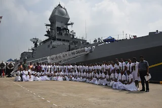 श्रीलंका में रोचक ढंग से पश्चिमी बेड़े की तैनाती का कार्य समाप्त    श्रीलंका में पश्चिमी बेड़े की तैनाती 12 मार्च 2022 को दोनों नौसेनाओं के बीच एक समुद्री साझेदारी अभ्यास के साथ समाप्त हुई।    कोलंबो बंदरगाह से प्रस्थान करने पर, आईएन जहाजों चेन्नई और तेग ने श्रीलंका की नौसेना के जहाज सिंदुरला के साथ अभ्यास किया। सुचारू रूप से आयोजित अभ्यास की शुरुआत श्रीलंकाई नौसेना के तेज आक्रमण करने वाले हवाई जहाजों द्वारा बंदरगाह छोड़ने वाले जहाजों के खिलाफ असंयमित खतरे की नकली स्थिति के साथ हुई। इसके बाद, नाविक विद्या अभ्यासों के रूप में, दोनों देशों की नौसेनाएं जहाज खींचने, समुद्र में फिर से भरने के लिए स्टेशन बनाकर रखने और नजदीक से युद्धाभ्‍यास करने के लिए एक-दूसरे के करीब आई। भारतीय नौसेना के चेतक हेली‍कॉप्टर ने भी अभ्यास में भाग लिया। अभ्यास पारंपरिक तरीके से समाप्त हुआ, जिसमें श्रीलंकाई जहाज भारतीय नौसेना के जहाजों की तरफ विपरीत दिशाओं से और निजी कर्मियों के साथ बढ़े और एक-दूसरे को अलविदा कहा। नौसेनाओं के बीच पेशेवर बातचीत अत्यंत उपयोगी रही और उनके बीच आपसी मेल-जोल बढ़ा।    इससे पहले 11 मार्च 2022 को, रियर एडमिरल समीर सक्सेना, एनएम, फ्लैग ऑफिसर कमांडिंग वेस्टर्न फ्लीट (एफओसीडब्ल्यूएफ) ने श्रीलंका के विदेश सचिव एडमिरल प्रो. जयनाथ कोलम्बेज से मुलाकात की थी। आईएनएस चेन्नई और आईएनएस तेग के कमांडिंग ऑफिसर्स ने श्रीलंका की पश्चिमी नौसेना के कमांडर रियर एडमिरल एयूसी डी सिल्वा से मुलाकात की।    आपसी संपर्क बढ़ाने के लिए दोनों नौसेनाओं के जवानों के बीच जूनियर स्‍तर पर एक मैत्रीपूर्ण वॉलीबॉल मैच भी खेला गया। भारतीय जहाजों को आम जनता, स्कूली बच्चों, सेवारत नौसेना कर्मियों और विशेष आवश्यकता वाले बच्चों के लिए खुला रखा गया था। आयोजित बातचीत के दौरान कोविड-19 से संबंधित सभी नियमों का पालन किया गया।