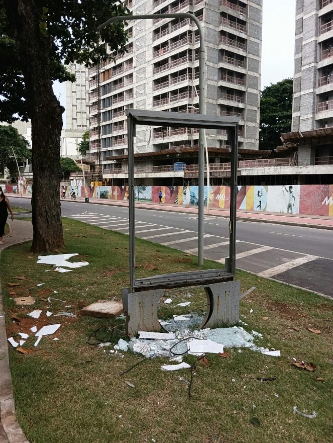 Detido elemento com barra de ferro destruindo outdoor em Ondina