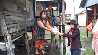 Peduli Bencana, Anggota DPRD Sulsel Hj.Kartini Lolo Salurkan Bantuan Paket Makanan Untuk Korban Banjir Di Pinrang