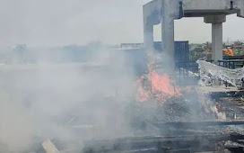 वाराणसी जिले में स्थित कुबेर कांप्लेक्स की छत पर आज अचानक दोपहर लगी आग, मची अफरा-तफ़री...