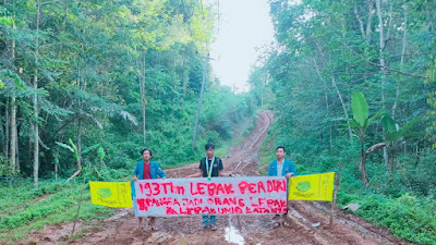 Pengurus Komisariat PMII STAI Nurul Hidayah Peringati HUT Lebak Bentangkan Sepanduk di Jalan Rusak