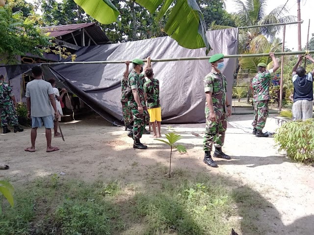 MEMBANTU MERINGANKAN BEBAN MASYARAKAT, BABINSA KORAMIL 1802-02/SORONG BARAT, BANGUN TENDA