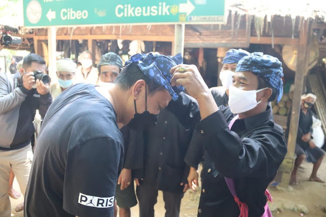 Jaro Saija Berikan Ikat Kepala Udeng dan Golok Kepada Kapolda Banten