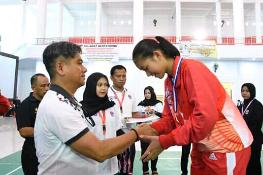 Berprestasi, Atlet Takrow Putri Torut Ini Terima Beasiswa Kuliah Dari Eva Stevany Rataba