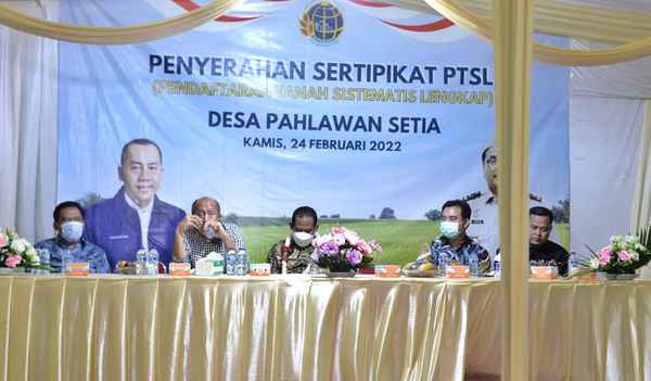 Plt. Bupati Bekasi Serahkan Sertifikat PTSL Desa Segara Jaya dan Pahlawan Setia Tarumajaya