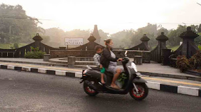 Pengendara yang lewat di Candi Penataran saat pagi hari. (foto: Bicara Blitar)