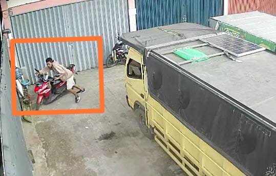 Hitungan Detik, Satu Unit Sepeda Motor Milik Toko Sparepart di Jambi Timur Digondol Maling, Pelaku Terekam CCTV