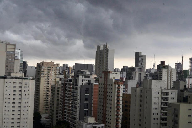 Previsão do tempo: frente fria chega na quinta e pode trazer chuva na sexta em SP