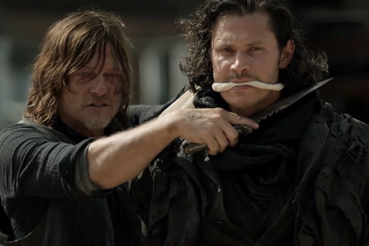 Daryl amenaza por a un Reaper con un cuchillo