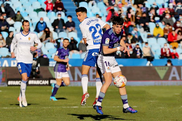 Álvaro Aguado y Bermejo disputan el balón. REAL ZARAGOZA 0 REAL VALLADOLID C. F. 0 Sábado 22/01/2022, 16:00 horas. Campeonato de Liga de 2ª División, jornada 24. Zaragoza, estadio de La Romareda