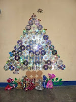 Árboles de Navidad DIY con materiales reciclados