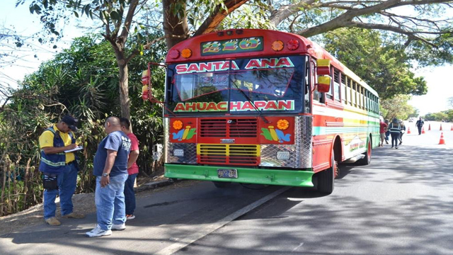 El Salvador: Sancionan a busero de la ruta 210 por subir el pasaje sin autorización