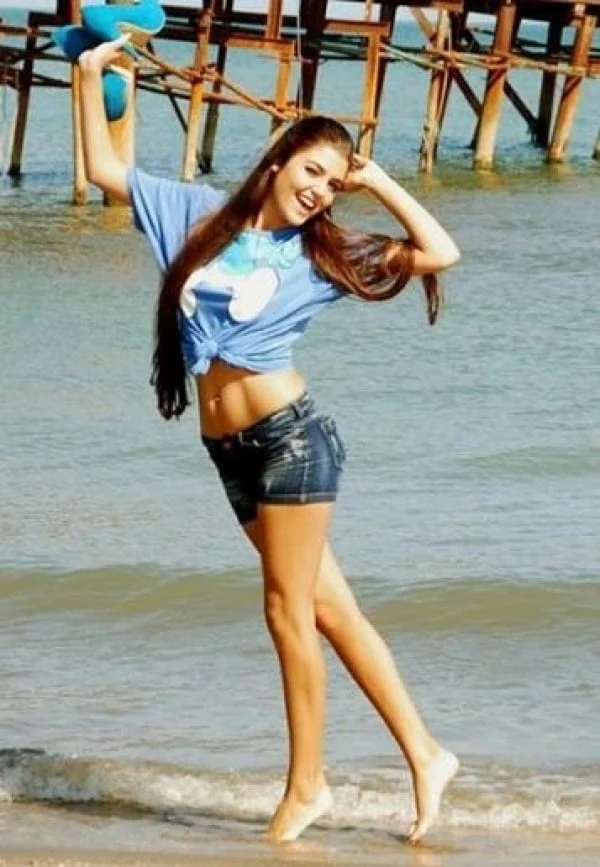 Hande Ercel sexy legs hot photos turkish actress