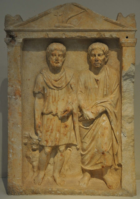 Погребальная стела из Афин второй половины II в., изображающая двух братьев, –Евкарпа и Филоксена, – один из которых гражданское лицо, а другой – отставной военный. Национальный музей археологии, Афины