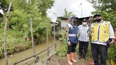 Wagub Jabar Blusukan, Tinjau Kali Cakung Penyebab Banjir di Bekasi