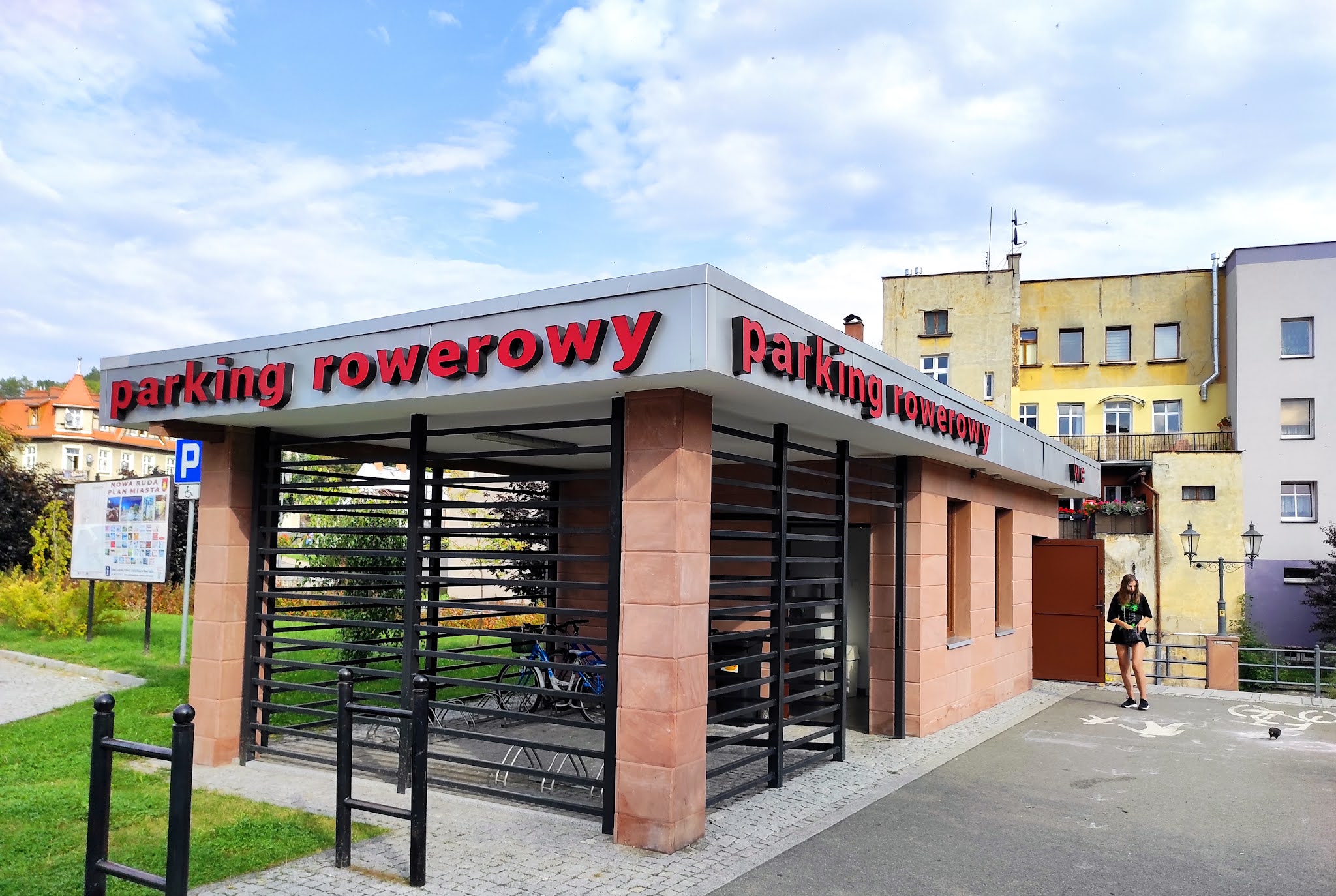 parking dla rowerów i toaleta w Nowej Rudzie