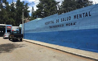 Muro perimetral con el rotulo del Hospital de salud mental "Federico Mora"