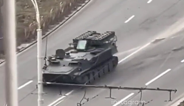 Fuerte video: tanque militar ruso aplasta por completo coche y conductor sobrevive de milagro