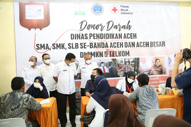Kepala Dinas Pendidikan Aceh, Drs. Alhudri, MM didampingi Sekretaris dan Pejabat Eselon III meninjau pelaksanaan donor darah ASN Dinas Pendidikan Aceh, Pelajar SMA, SMK, SLB Se-Banda Aceh dan Aceh Besar, di SMKN 5 Telkom Banda Aceh, Rabu (26/1/2022)