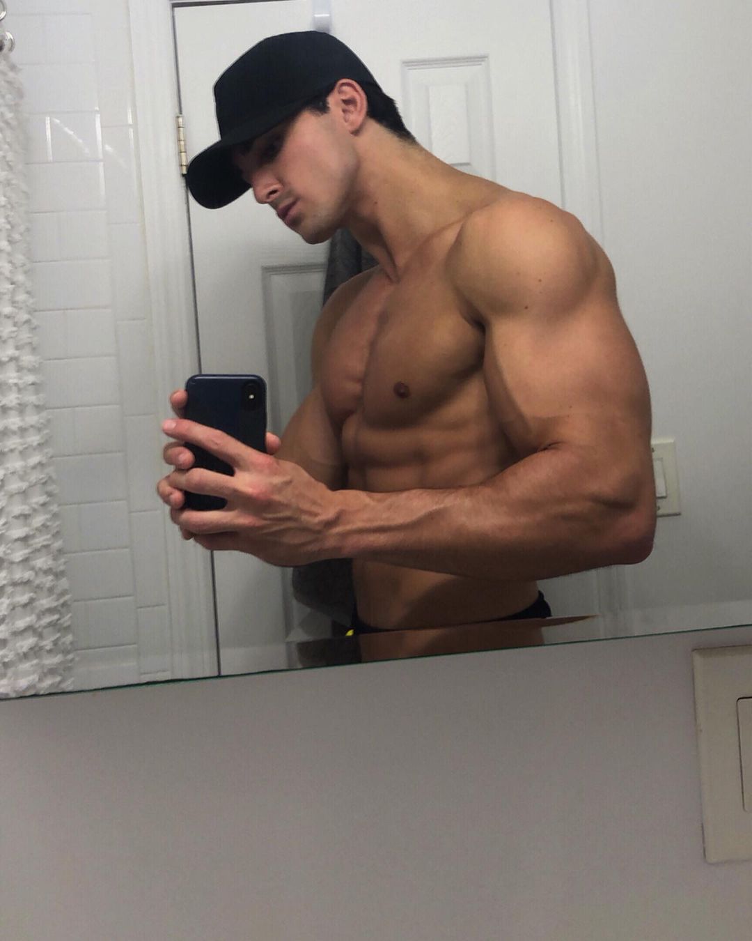 hot-fit-straight-muscle-guy-shirtless-selfie-jeremy-hershberg