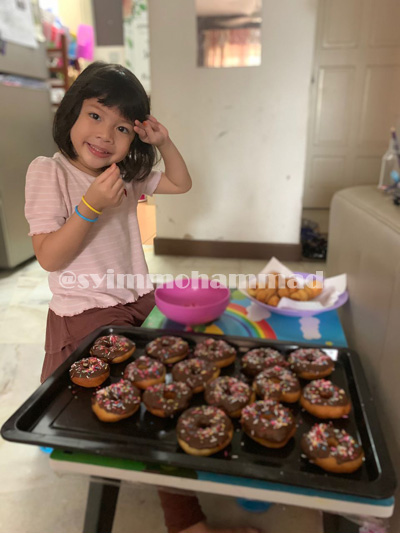 Aisyah Buat Donat Coklat