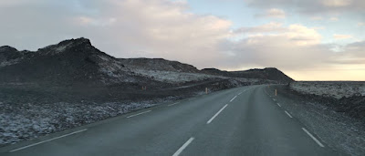 Conduciendo por la Península de Reykjanesbær. Aparcamiento del famoso volcán Fagradalsfjall.