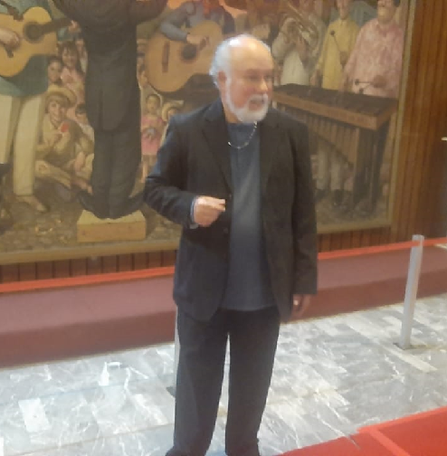 Moisés Suarez es homenajeado durante la obra “El Intercambio” en el Teatro Jorge Negrete