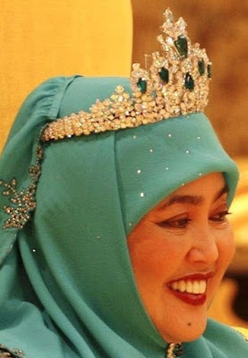 emerald tiara queen saleha brunei