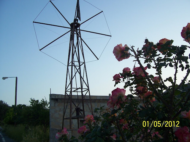 Τριαντάφυλλα και Μύλος (φ.Μ.Κυμάκη)