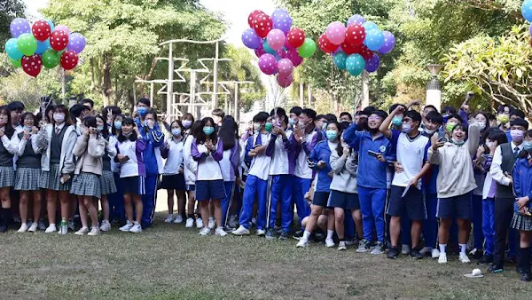 彰化溪湖高中迎戰學測in贏啦 集氣祈福祝學生包中