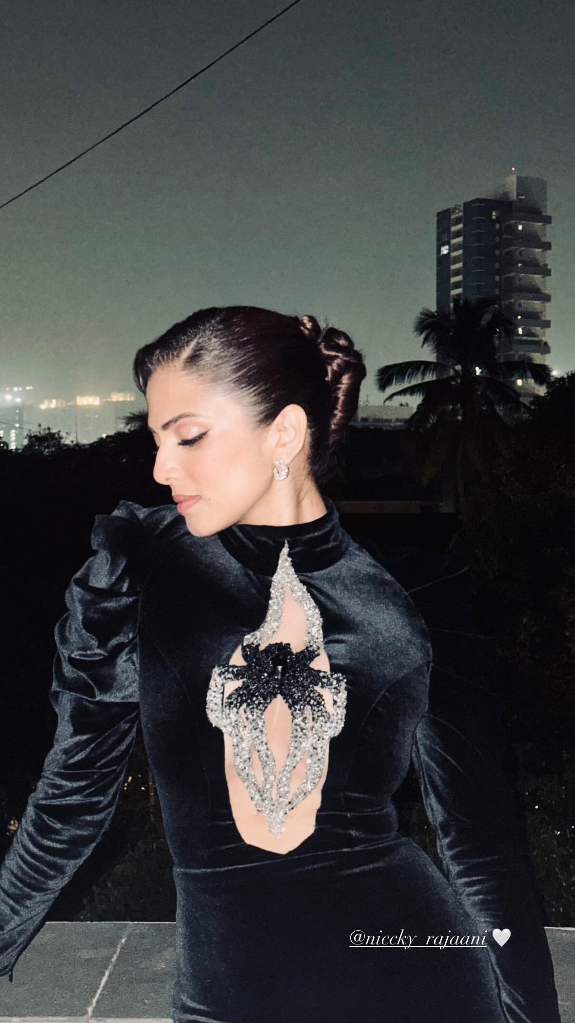 Is Malavika Mohanan's Black Velvet Dress the Ultimate Curve Highlight at the Elle India Beauty Awards 2024?