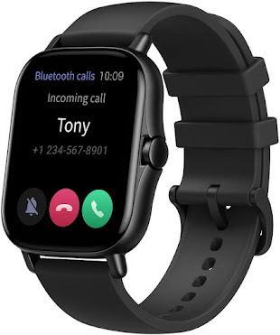 El smartwatch Amazfit GTS de Amazon, que muestra su pantalla rectangular y su correa negra de caucho