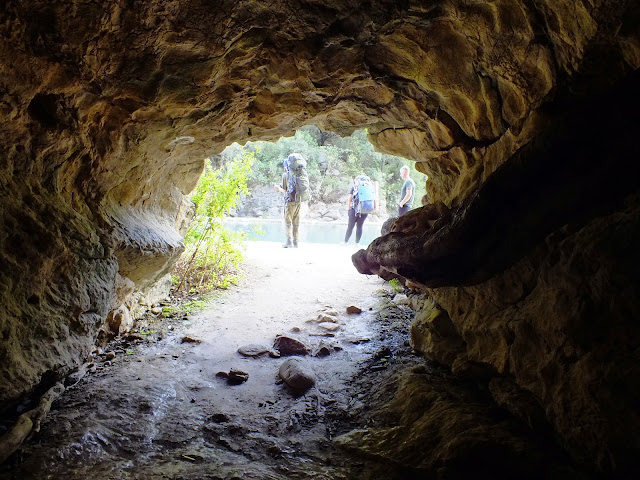 Пещера в начале каньона