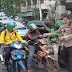 Cegah Covid-19, Polisi Turun ke Jalan Bagikan Masker