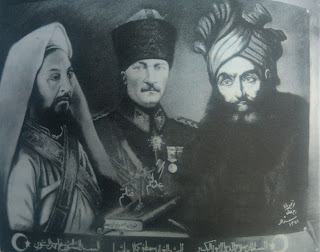 Atatürk'ü Ahmed eş-Şerif es-Senusi (sol) ve Selahaddin Eyyubi (sağ) ile bir Müslüman kahraman olarak tasvir eden kartpostal