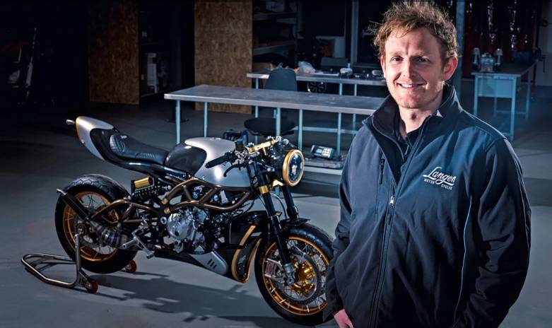 Langen Motorcycles founder Chris Ratcliffe has revealed that in the next 18 months their 4-stroke model will be available for us to see in person. Now the camp is developing an electric train. Many people may be confused as to where Langen Motorcycles is from. Langen Motorcycles is a British motorcycle company.    Langen shines in the UK with a two-stroke cafe racer priced at £33,600, or about 1,475,770.46 THB  . The bike features a carbon fiber body and 24-karat gold leaf, and this bike is ready to go. Delivered to customers in May, and over the next 20 years, Langen Motorcycles will be producing electric bikes as well.
