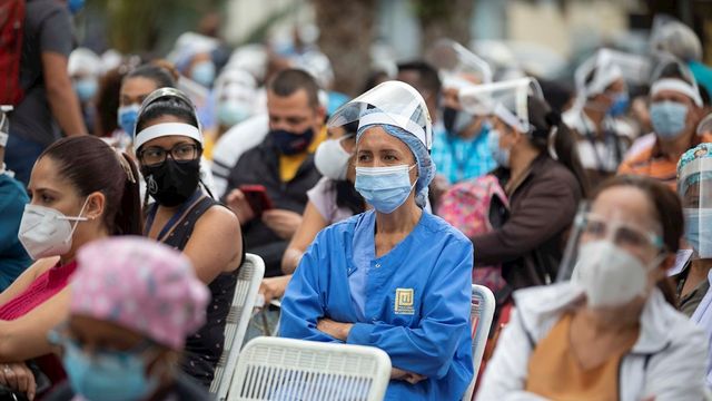 ¿Por qué tantos vacunados contraen el COVID-19 últimamente?