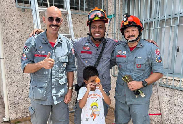 Jundiaí - Em resgate inusitado, bombeiros recuperam brinquedo favorito de criança que ficou preso em telhado: 'Muito especial para ele', diz mãe