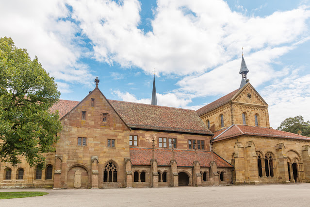  foto da fachada do mosteiro de Maulbronn   