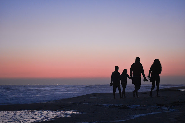 Silhoute of a family walking on a beach