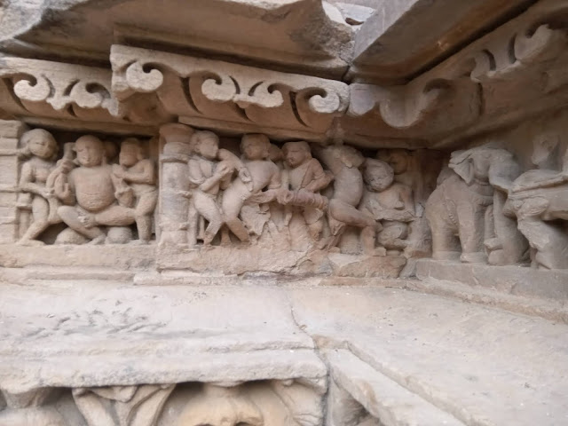 kamasutra temples Khajuraho poses: erotic sculptures, Difficult to spot erotic sculpture Khajuraho Temple
