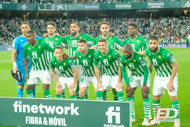 REAL BETIS BALOMPIÉ. Temporada 2021-22. Claudio Bravo, Marc Bartra, Borja Iglesias, Víctor Ruiz, Paul Akouokou, William Carvalho, Andrés Guardado, Aitor Ruibal, Joaquín, Sabaly, Fekir. REAL BETIS BALOMPIÉ 1 CLUB ATLÉTICO DE MADRID 3 Domingo 06/03/2022, 21:00 horas. Campeonato de Liga de 1ª División, jornada 27. Sevilla, estadio Benito Villamarín: 33.383 espectadores. GOLES: 0-1: 2’, Joao Félix. 1-1: 45+5’, Cristian Tello. 1-2: 61’, Joao Félix. 1-3: 80’, Thomas Lemar.